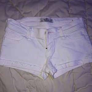 WHITE HOLLISTER DENIM SHORTS